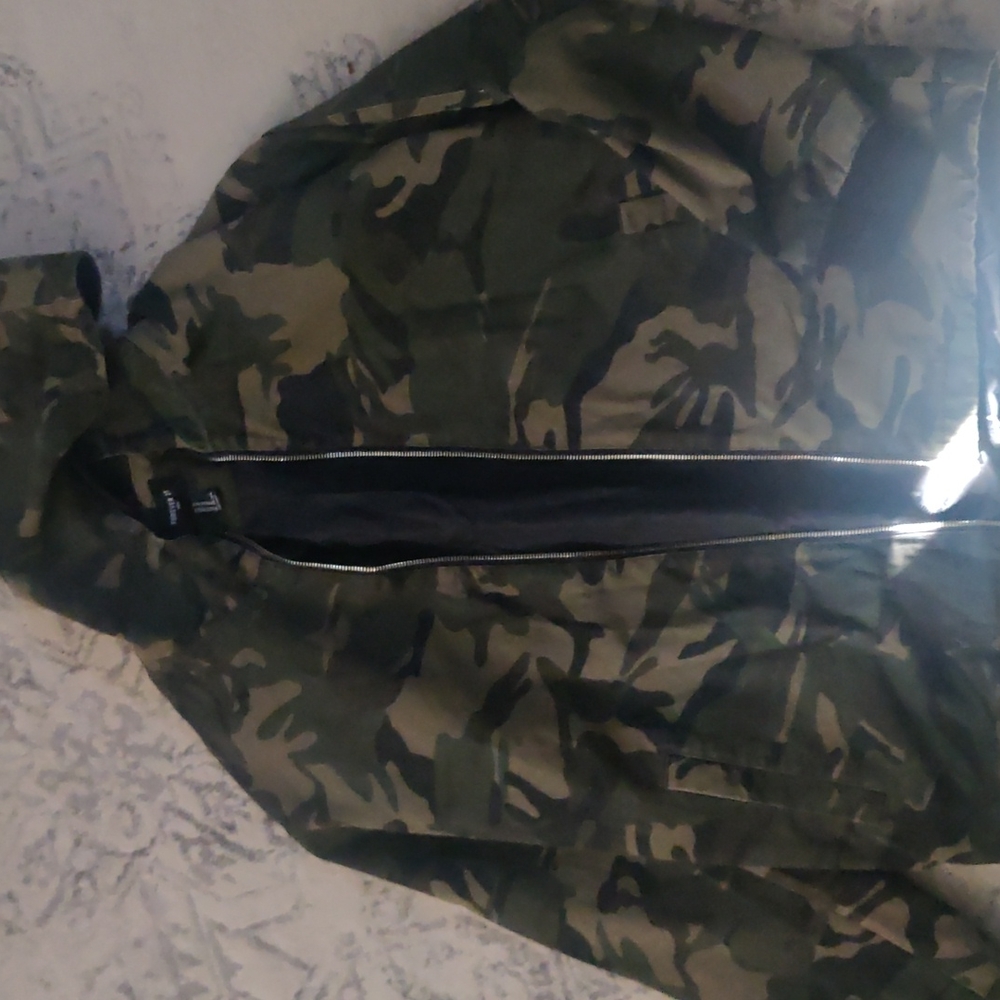 Men's size medium camouflage jacket with hoodie medium weight